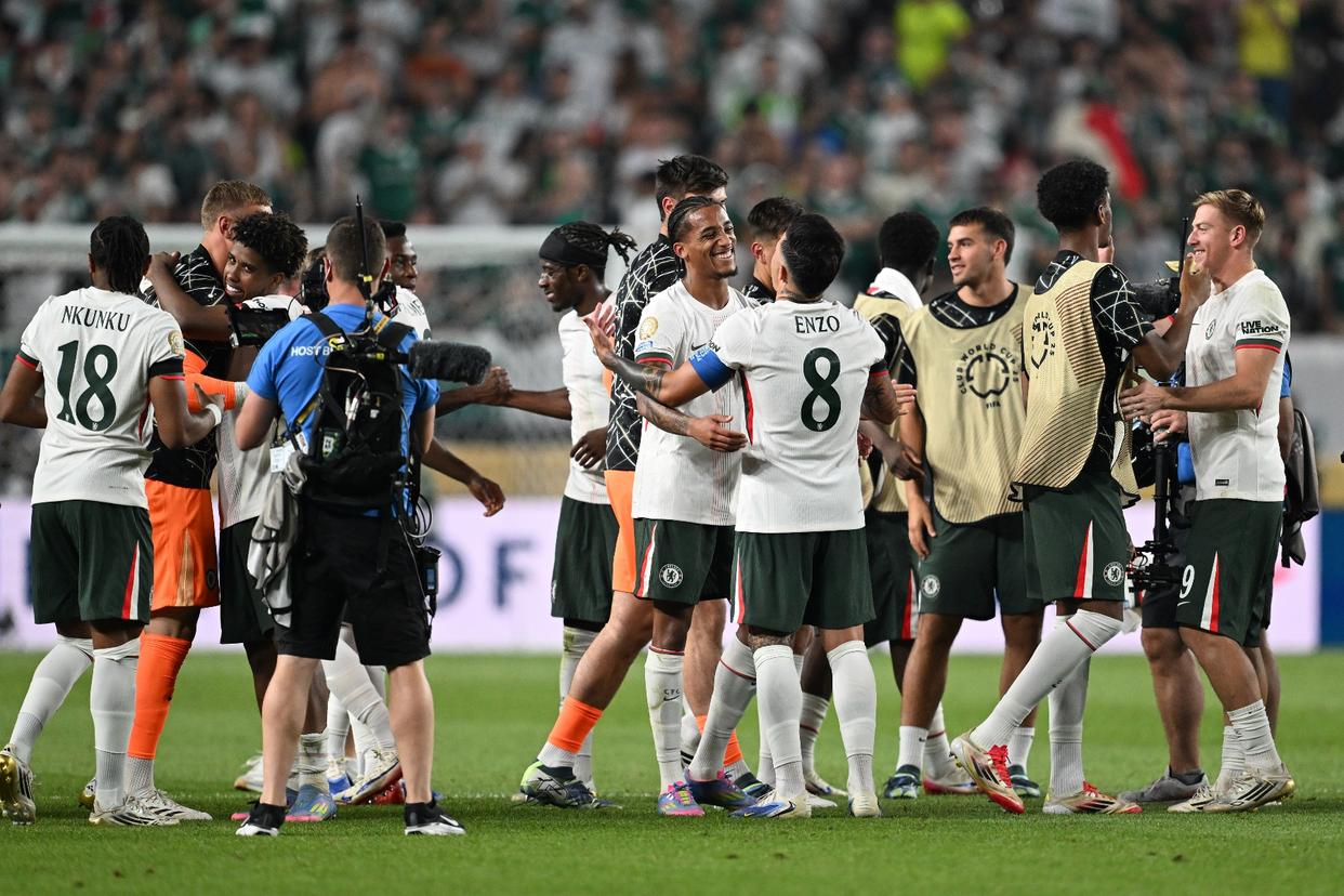 切尔西主场大捷，球员赛后激动庆祝胜利，主要相关也是.