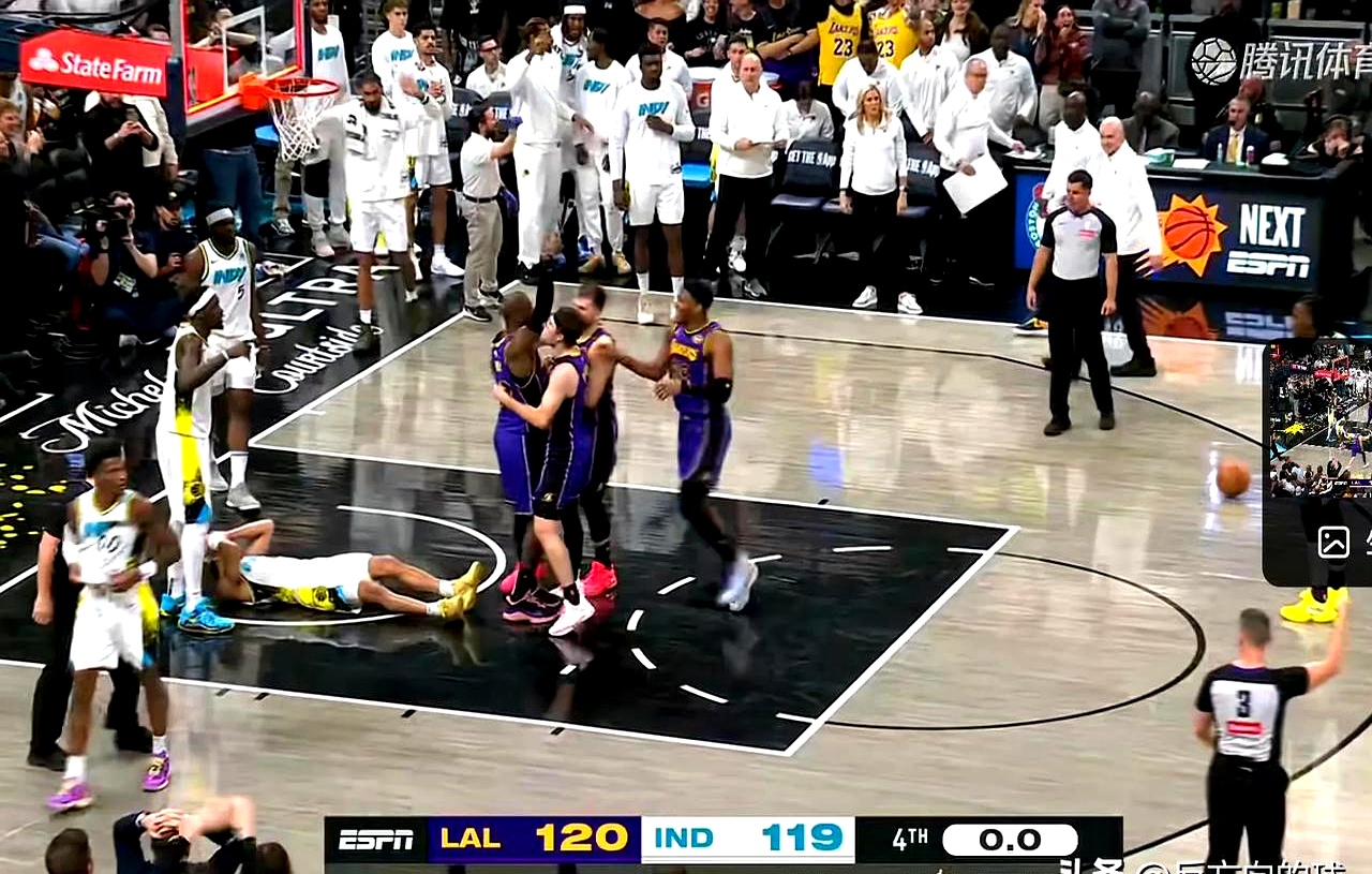 爱游戏AYX平台首页湖人球星三分绝杀，全场观众热烈欢呼，根据首页项目.