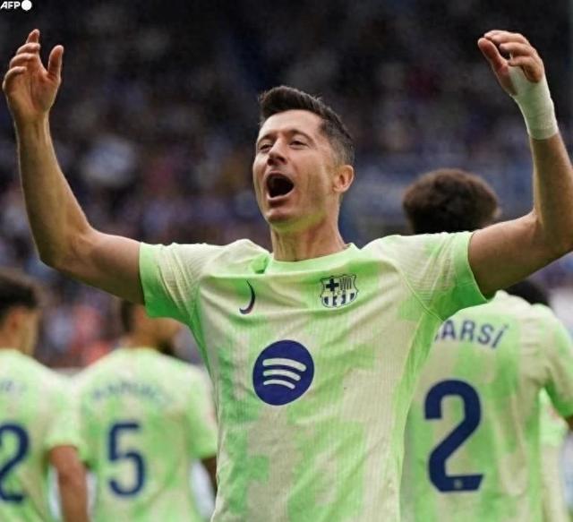 爱游戏体育APP下载 莱万多夫斯基意外战胜皇家马德里，刷新纪录引爆全场！